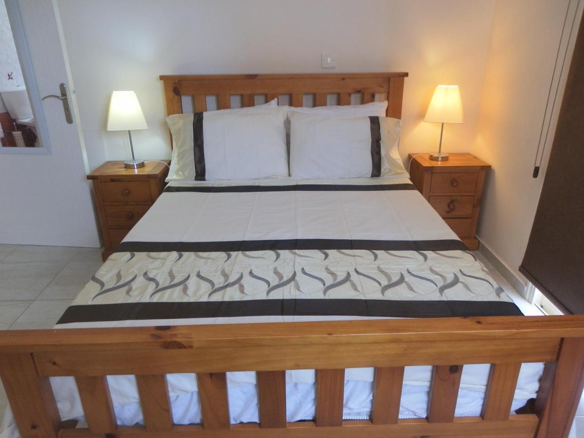 First Floor, 2 Bedroom F101, 2 Bathrooms, Pool View & Free Wifi *