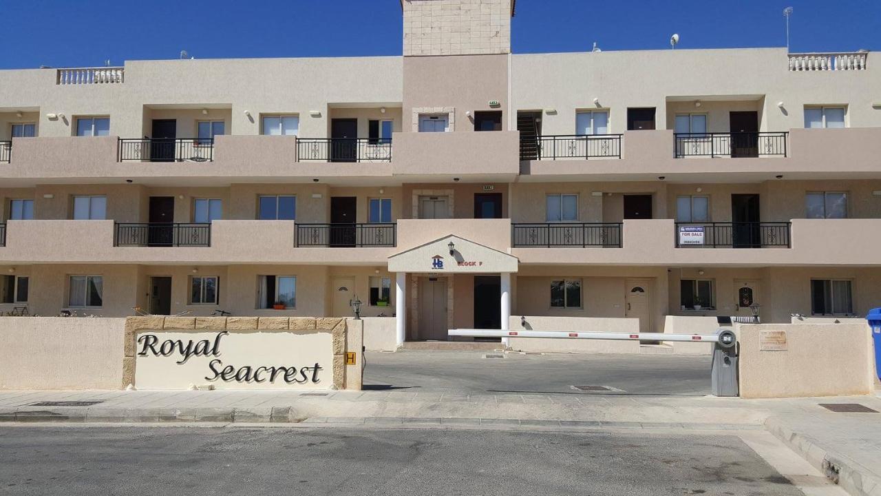 First Floor, 2 Bedroom F101, 2 Bathrooms, Pool View & Free Wifi Apartment *
