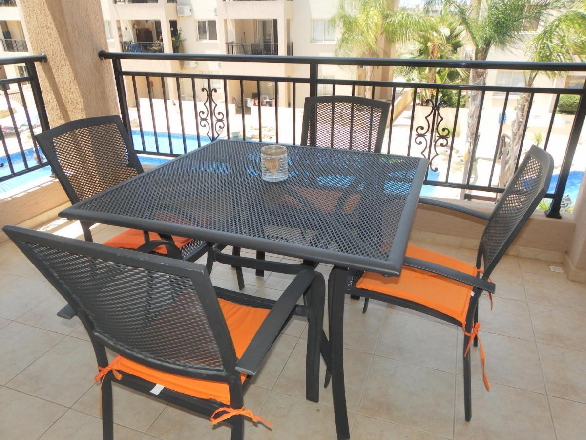 First Floor, 2 Bedroom F101, 2 Bathrooms, Pool View & Free Wifi *