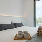Phaedrus Living - Seaside Executive Flat Harbour 101