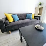 Marina Gardens, Delightful 2 Bedroom Apartment