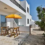 Oasis-Amazing Location, Sea View, Stylish Apartment