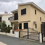Luxurious 3-Bed Villa, Modern Decor, Communal Pool