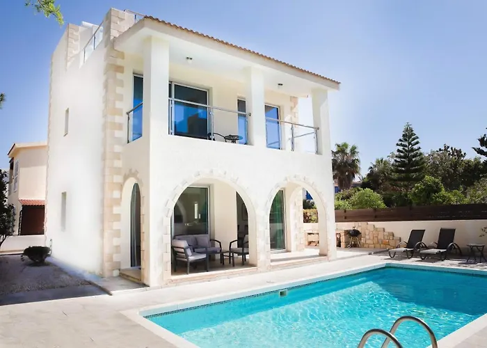 Lighthouse Villa, Central & Close To Beach