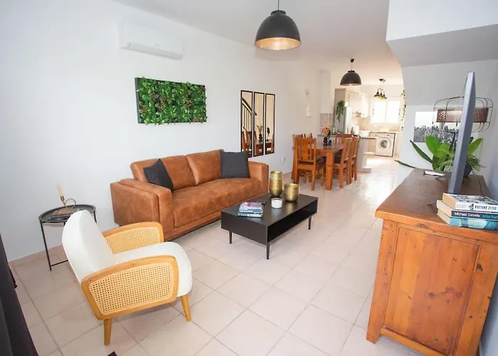 Estea - Olympia\'S Skyview Townhouse With A Pool