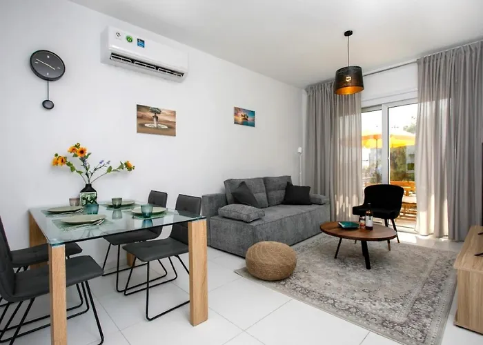 Oasis-Amazing Location, Sea View, Stylish Apartment