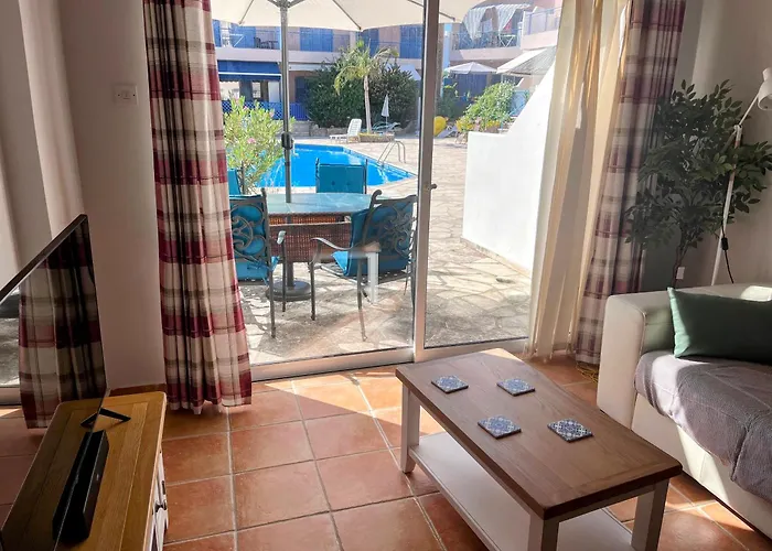 Family-Friendly 2Br Poolside Apartment With Terrace, Universal Area