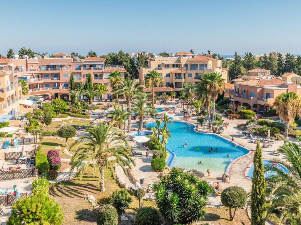 Limnaria Gardens Two Bed With Terrace And Pool Close To Apartment