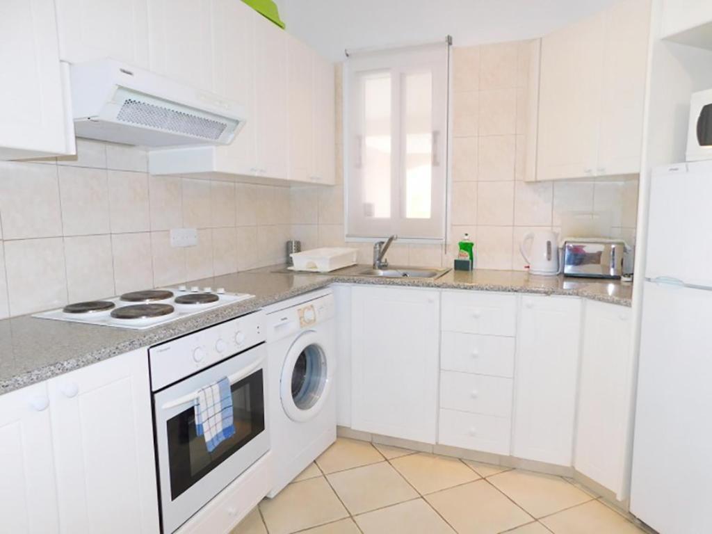 Limnaria Gardens Two Bed With Terrace And Pool Close To Apartment
