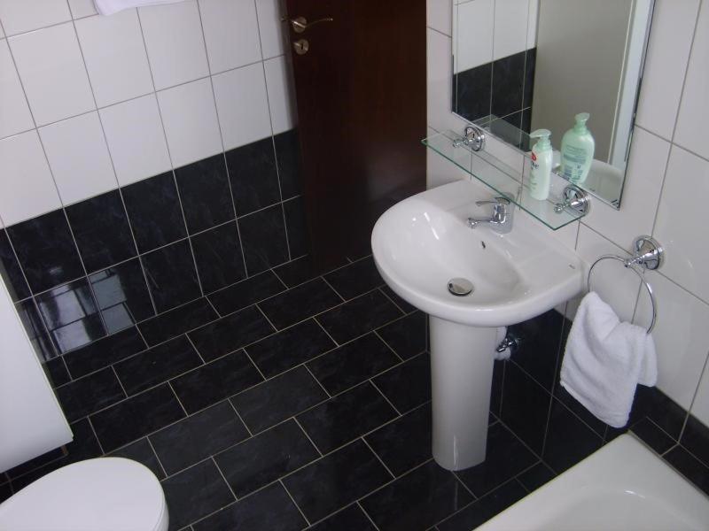 Poolside Ground Floor - B105 Walnut Grove