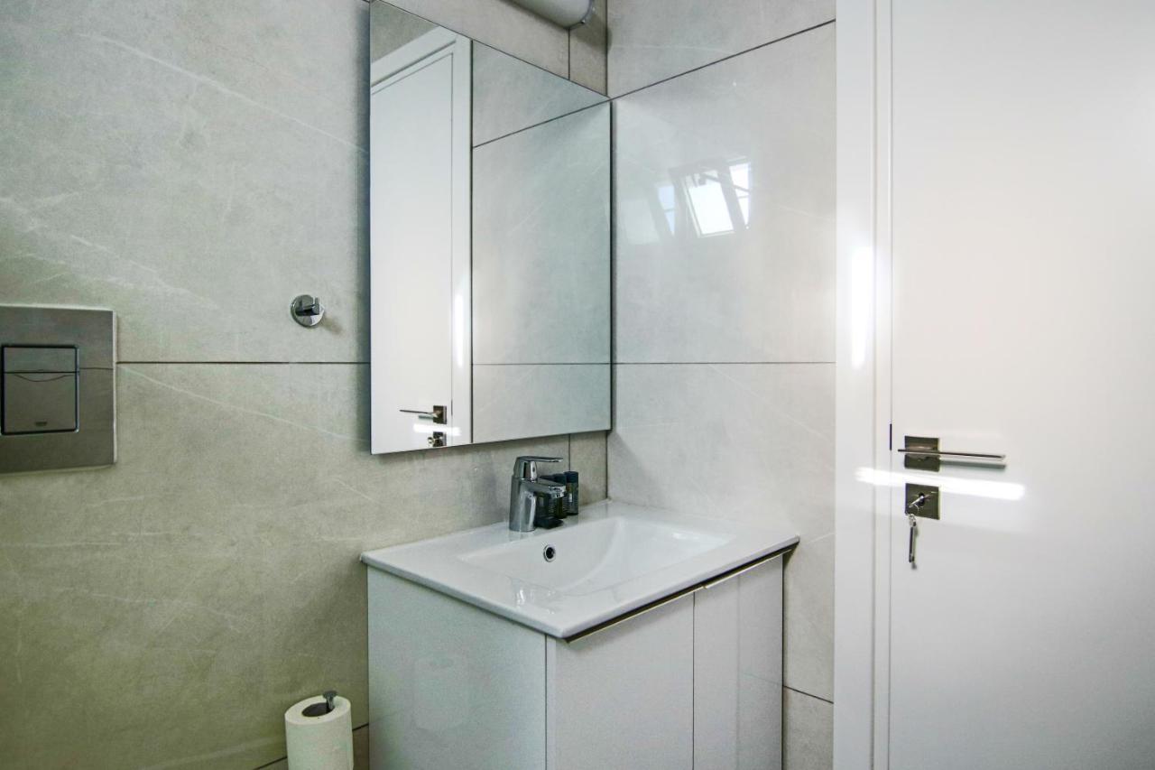 Phaedrus Living - Seaside Executive Flat Harbour 101