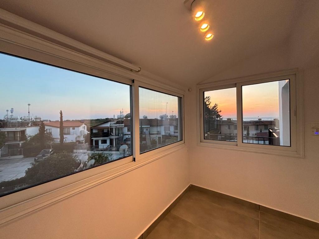 Venus Lighthouse 2b, Sea-view, Center Apartment Paphos