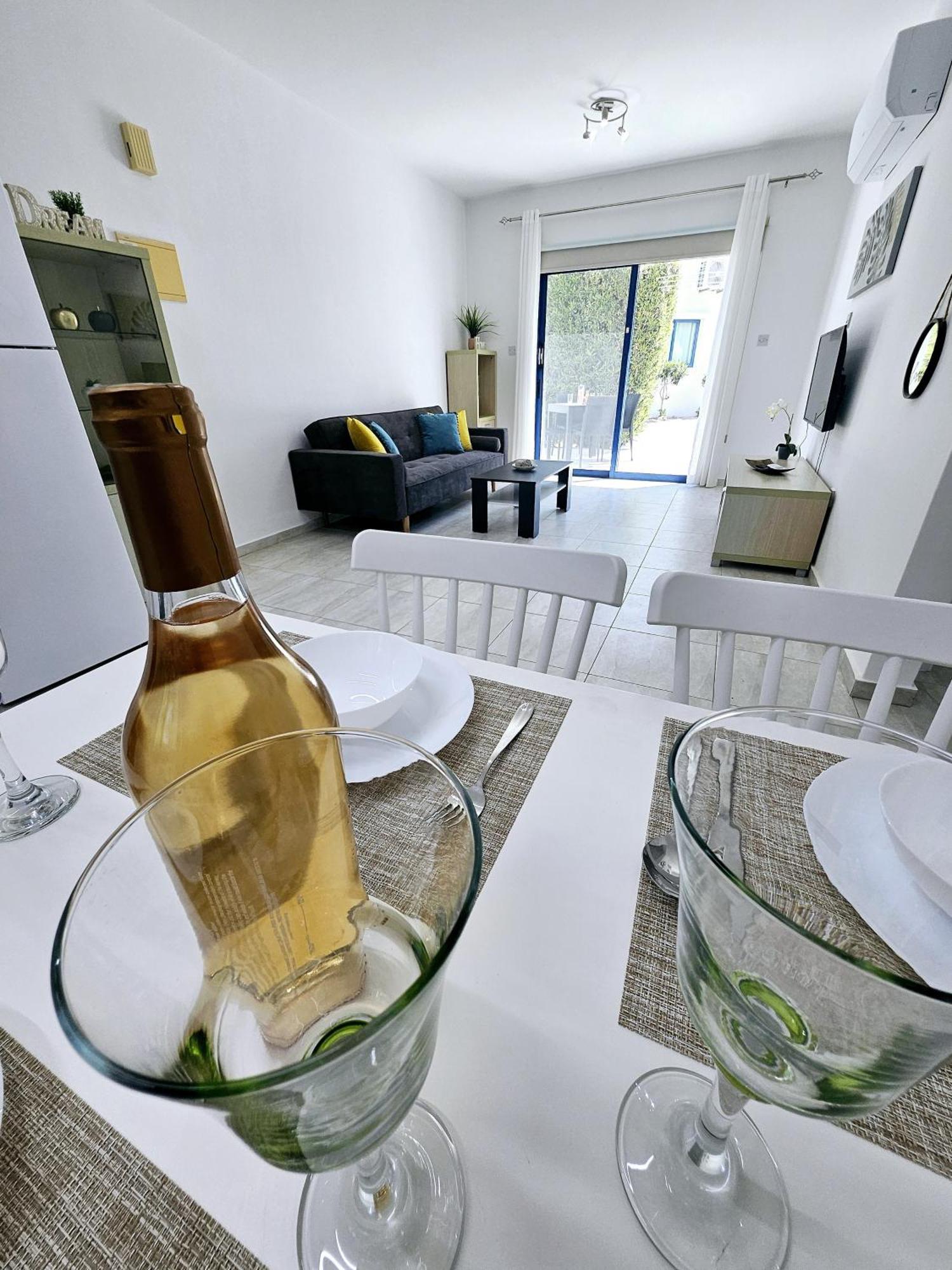 Marina Gardens, Delightful 2 Bedroom Apartment Paphos