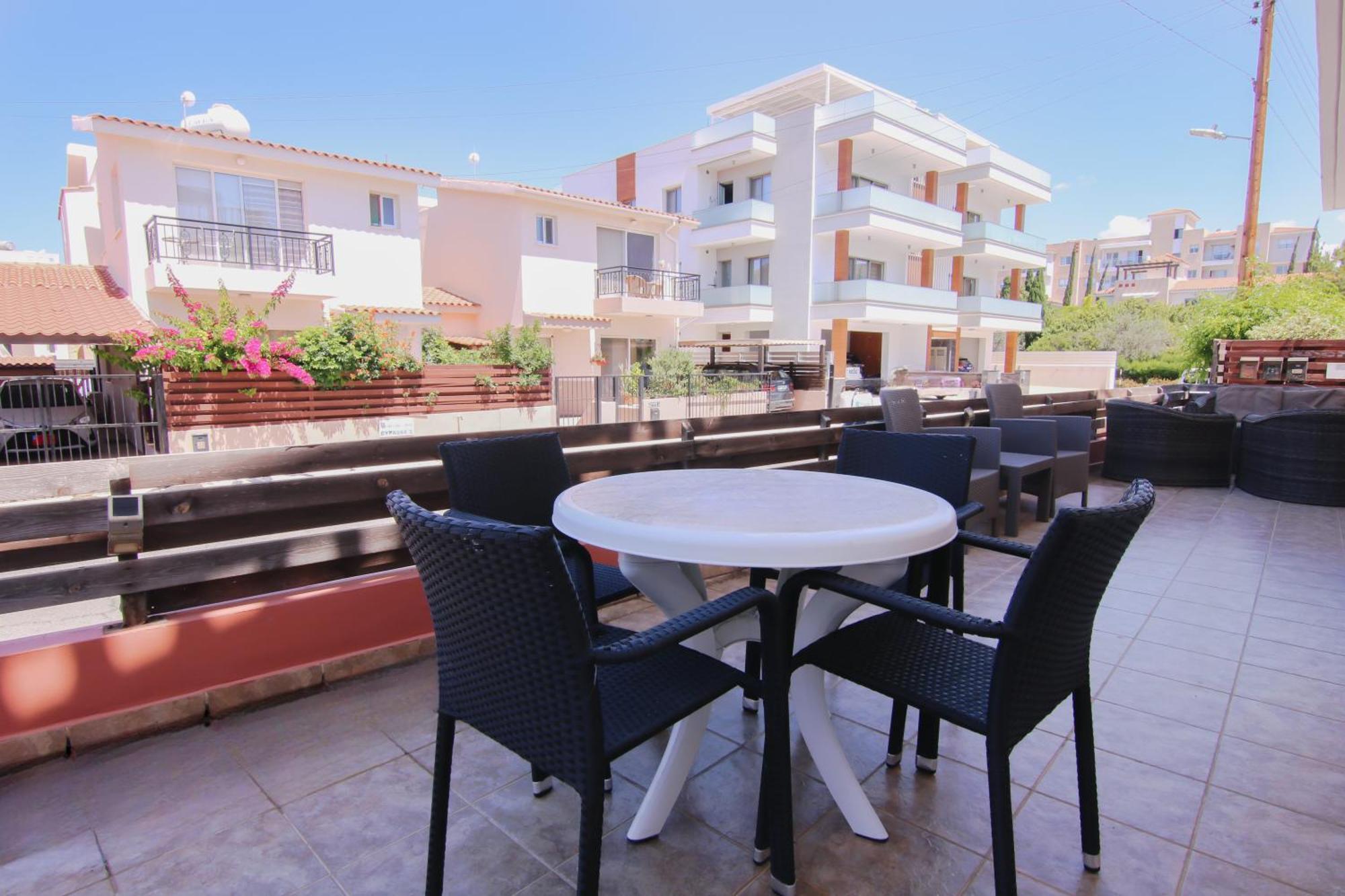 Phaedrus Living: Universal Flat Alina Apartment