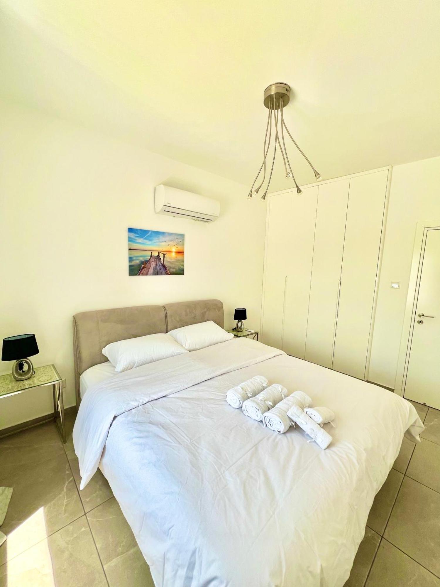 Seaside Escape - Charming Sunlit 2br Flat Apartment Paphos