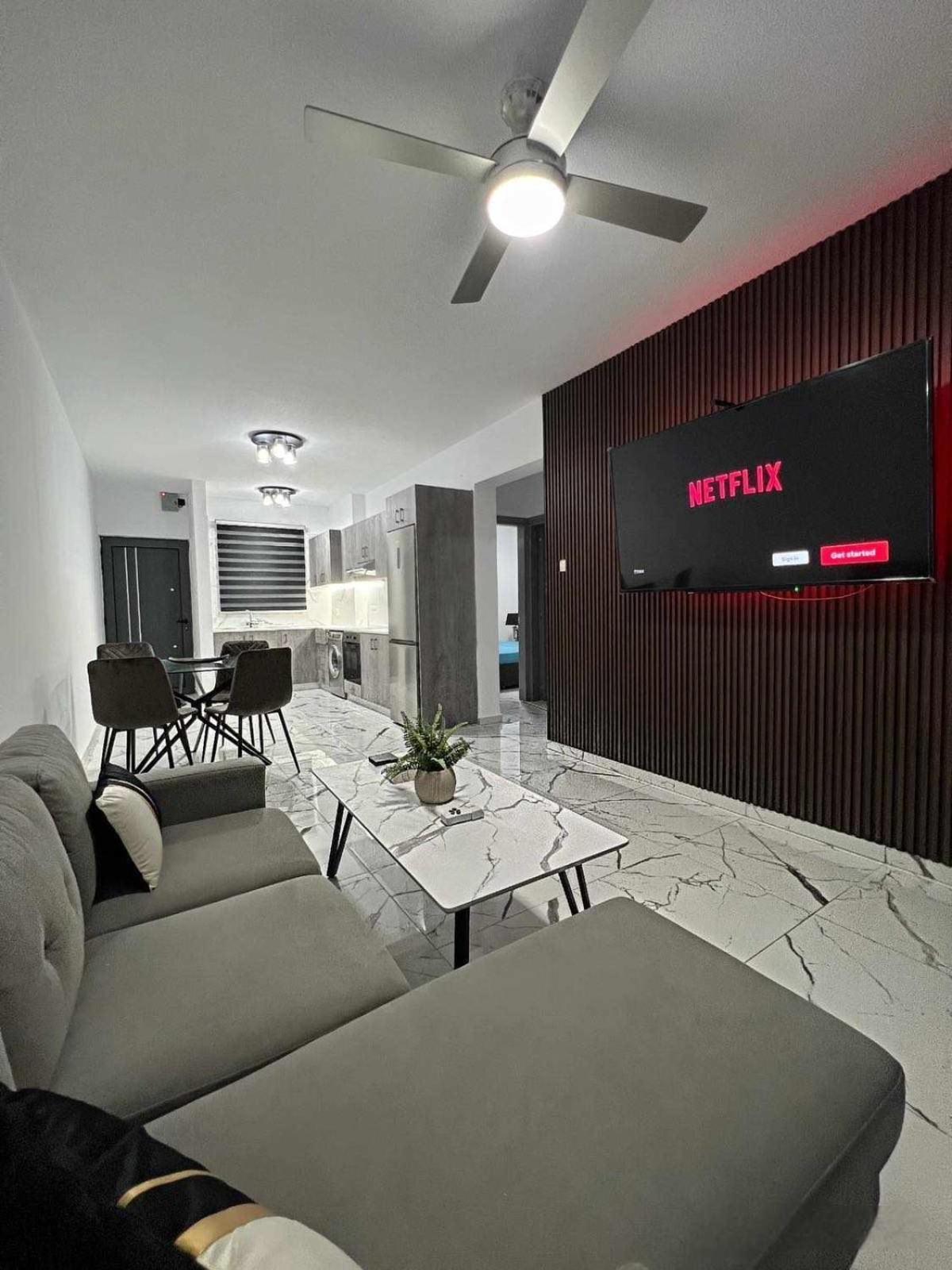 Apartment A5 Luxe Oasis Retreat - 3 Minute Drive To *