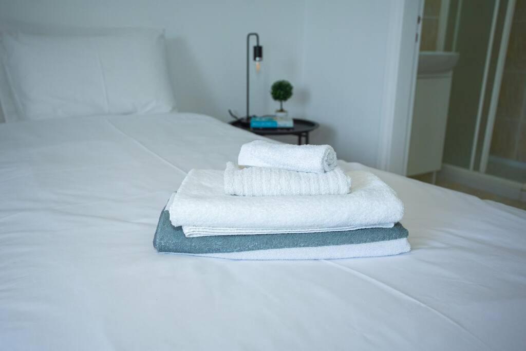 Estea - Olympia's Skyview Townhouse With A Pool Holiday home *