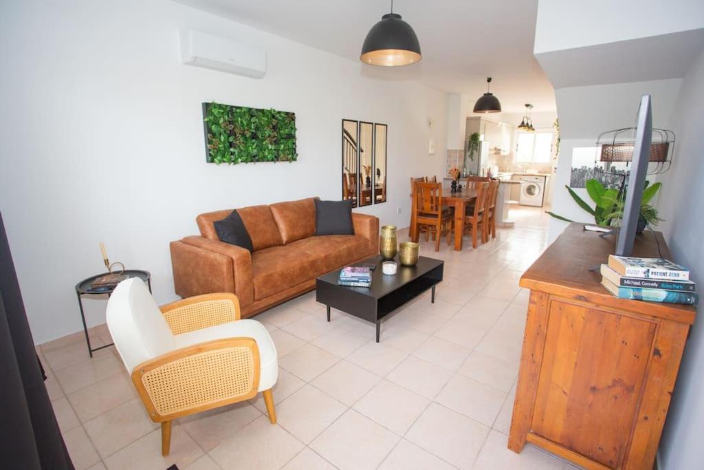 Estea - Olympia's Skyview Townhouse With A Pool