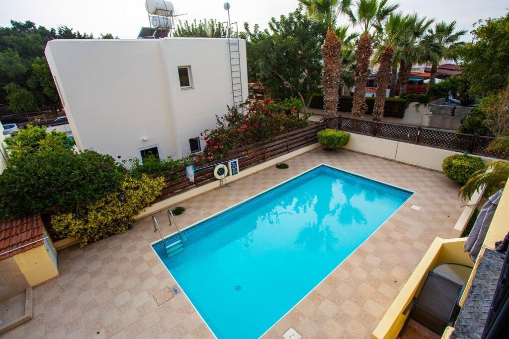 Estea - Olympia's Skyview Townhouse With A Pool