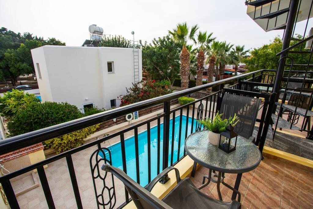 Estea - Olympia's Skyview Townhouse With A Pool Holiday home