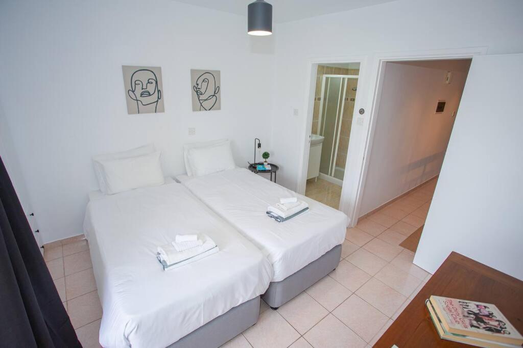 Estea - Olympia's Skyview Townhouse With A Pool Holiday home *