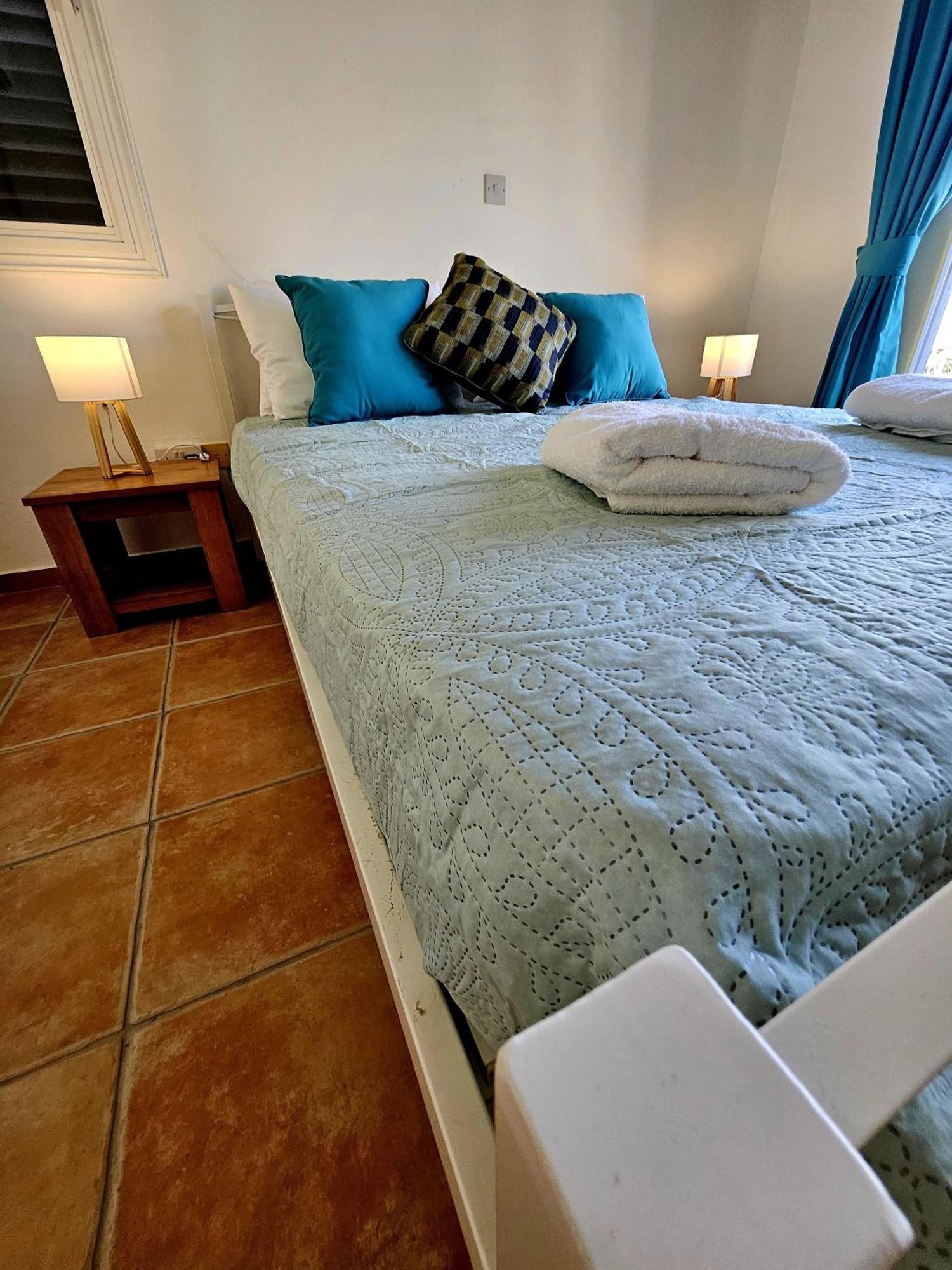 Family-Friendly 2Br Poolside Apartment With Terrace, Universal Area Apartment
