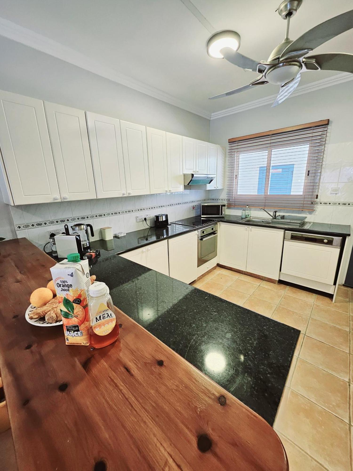 Family-Friendly 2Br Poolside Apartment With Terrace, Universal Area Apartment