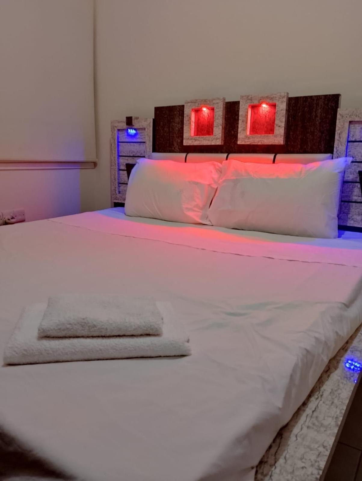 Two Bedroom Holidays Apartment, Walking Distance To The And Harbour