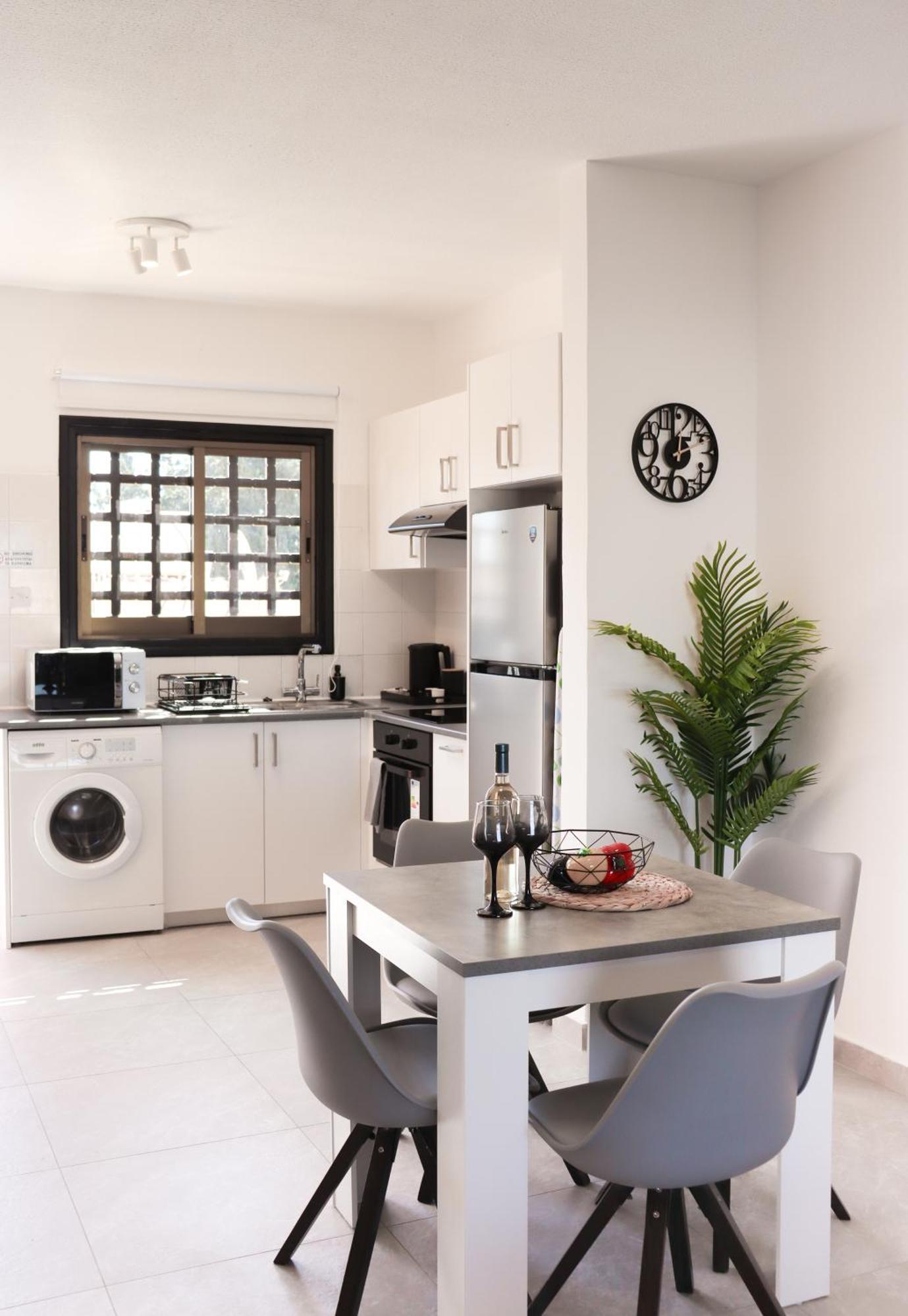 Horizon Gateway 1b, Paphos, Pool Apartment
