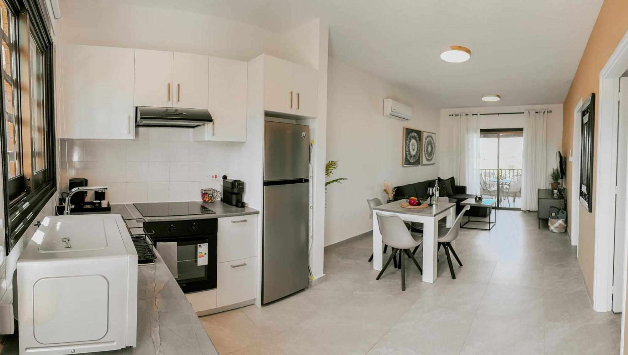 Horizon Gateway 1b, Paphos, Pool Apartment *