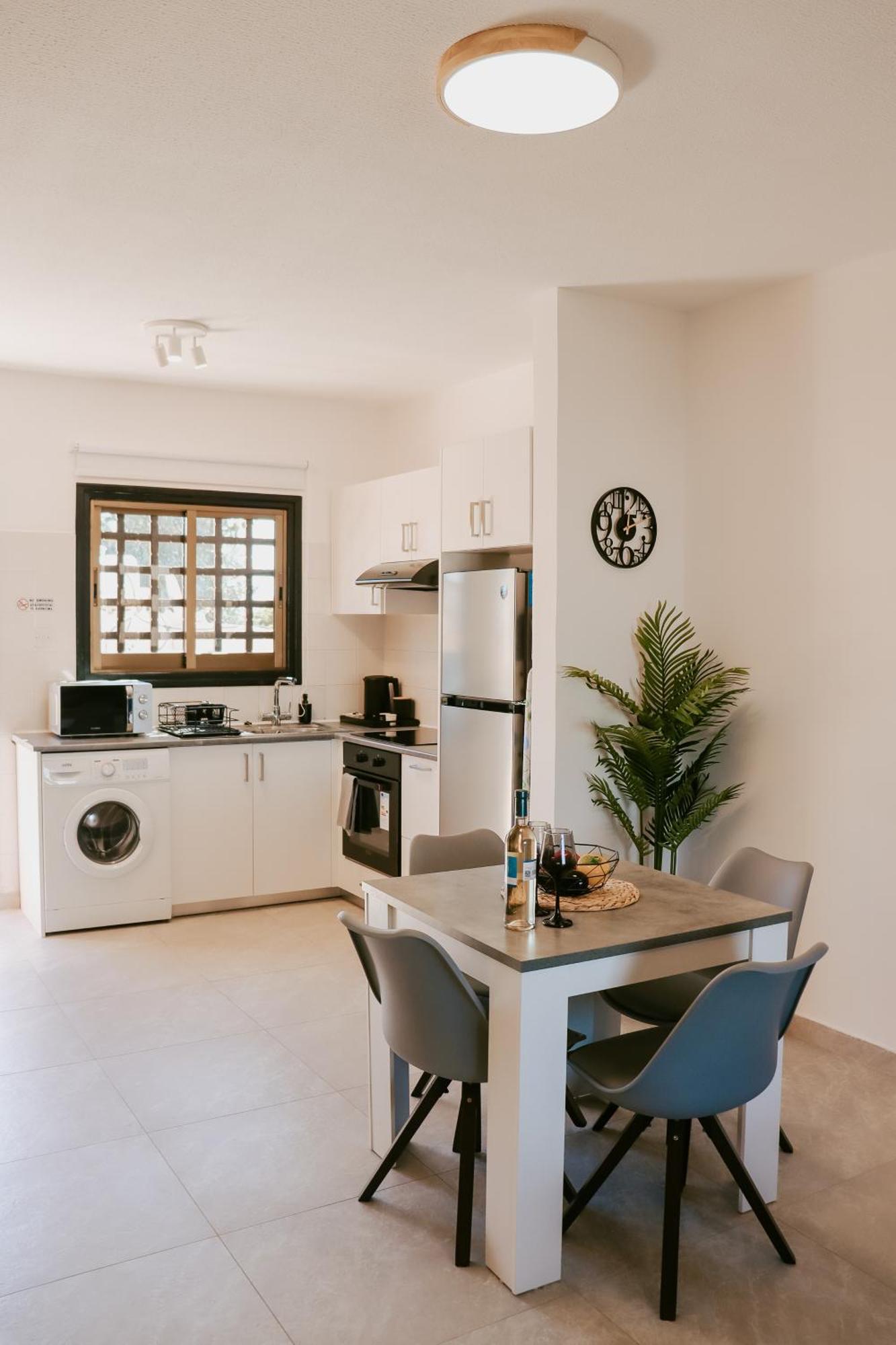 Horizon Gateway 1b, Paphos, Pool Apartment *