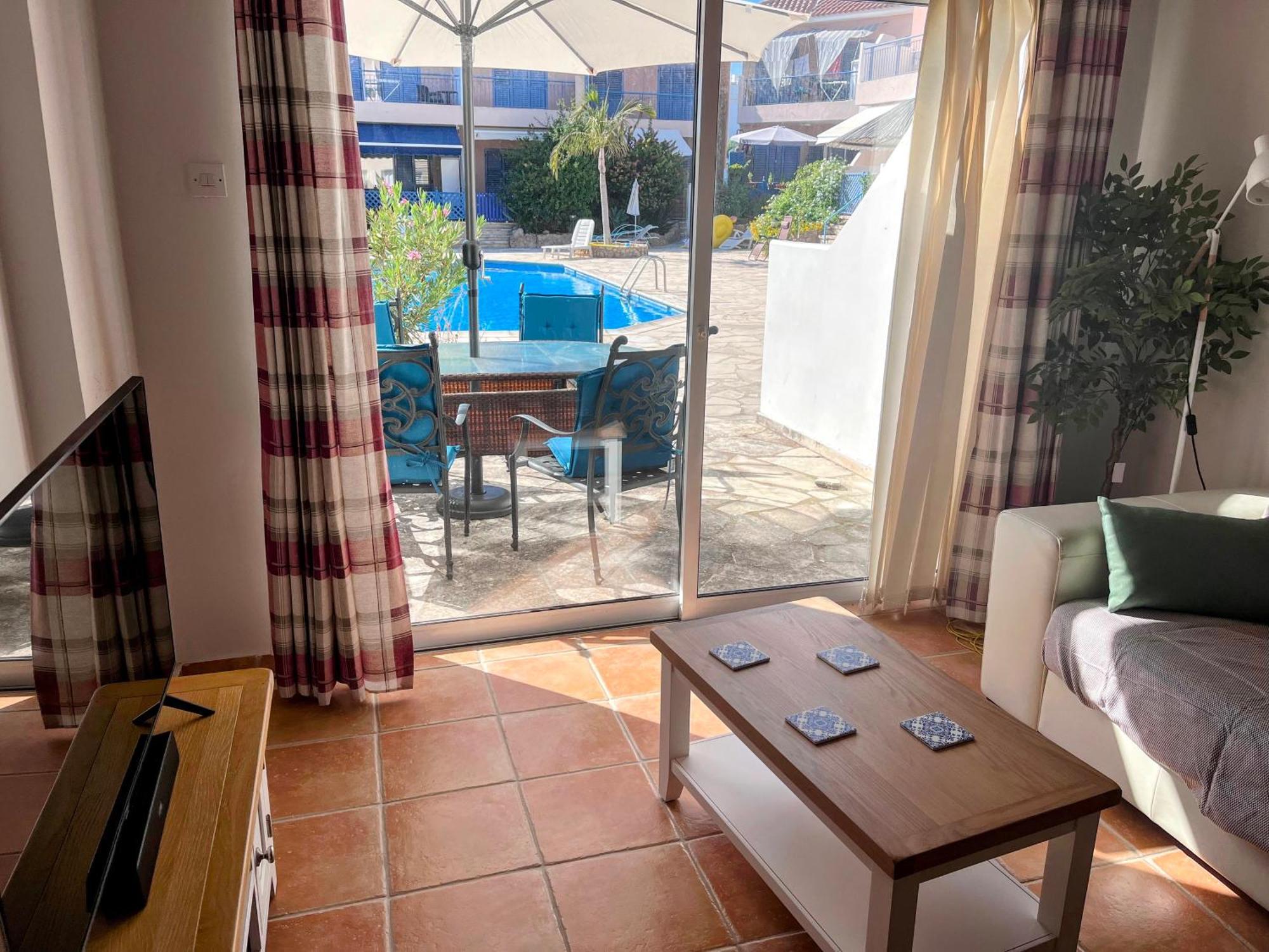 Family-Friendly 2Br Poolside Apartment With Terrace, Universal Area Apartment