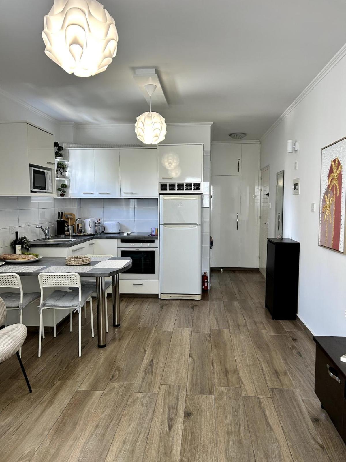 Sunlit Serenity In Apartamento *
