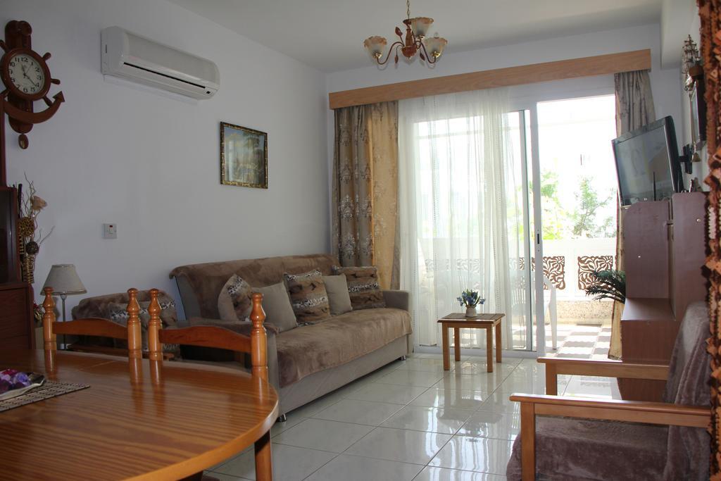 Apartment Molos *