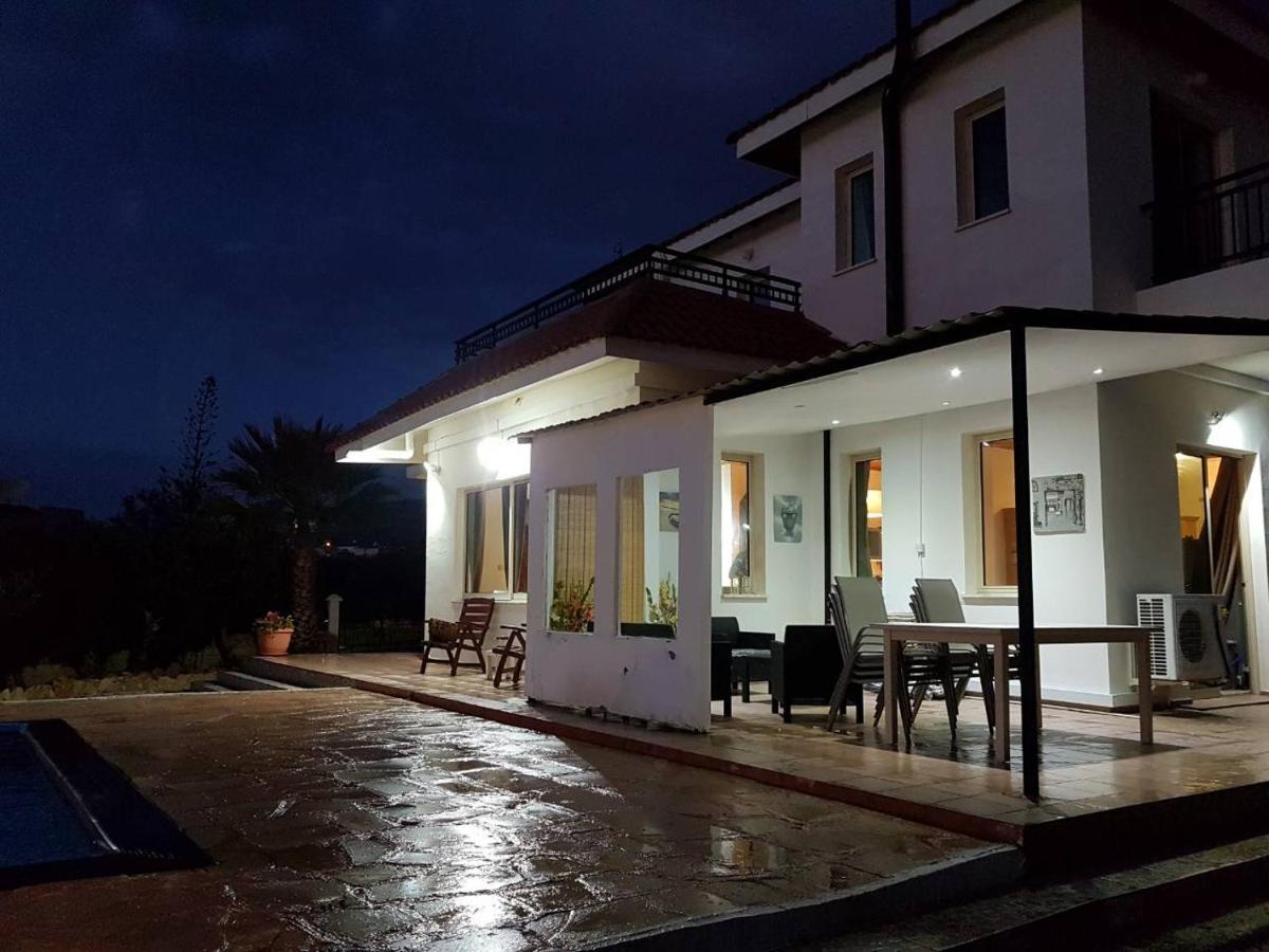 Sea Caves Villa *