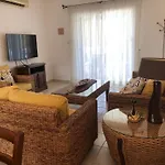 Regina Gardens - Spacious 3 Bed, 2 Bath Maisonette