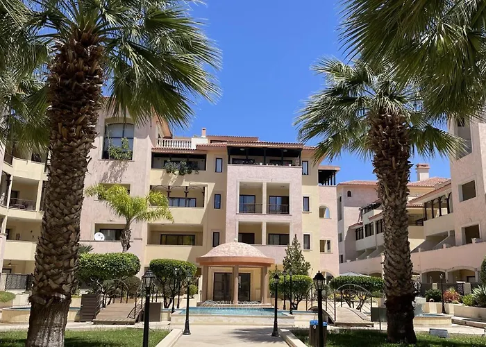 Townhouse With Pool 5 Minute Walk To Beach