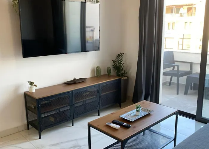 Seaside Two Bedroom Deluxe Flat In Tourist Area