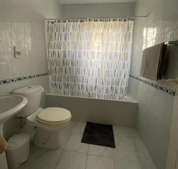 Joanne's Lovely 2 Bedroom Apt. *