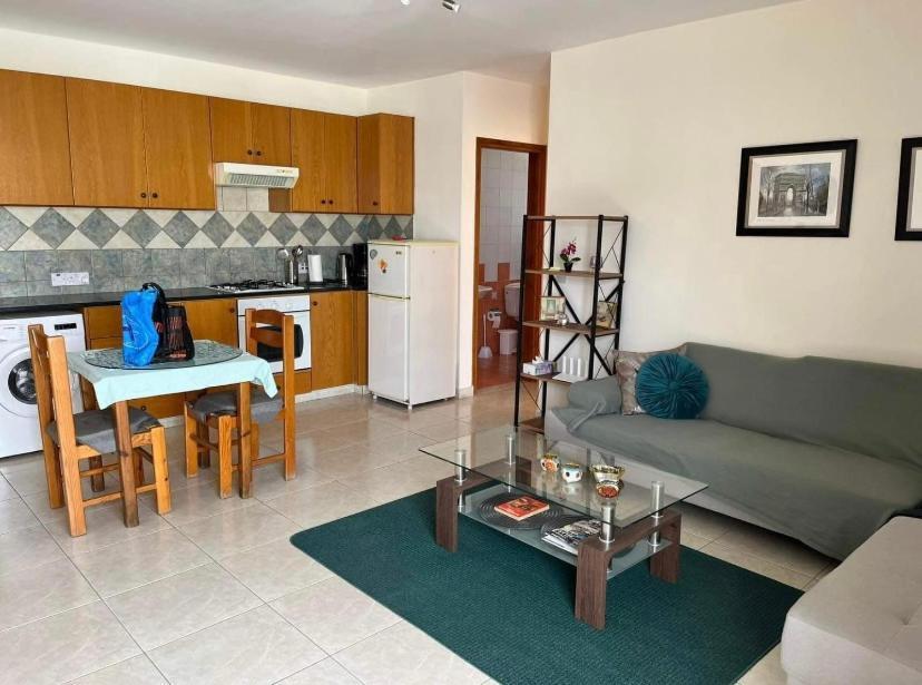 Bright One Bedroom In Area *