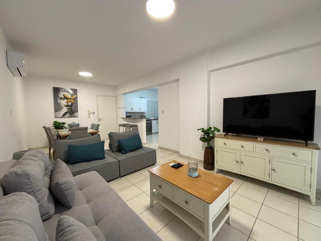 Cozy In Beautiful Complex Apartment