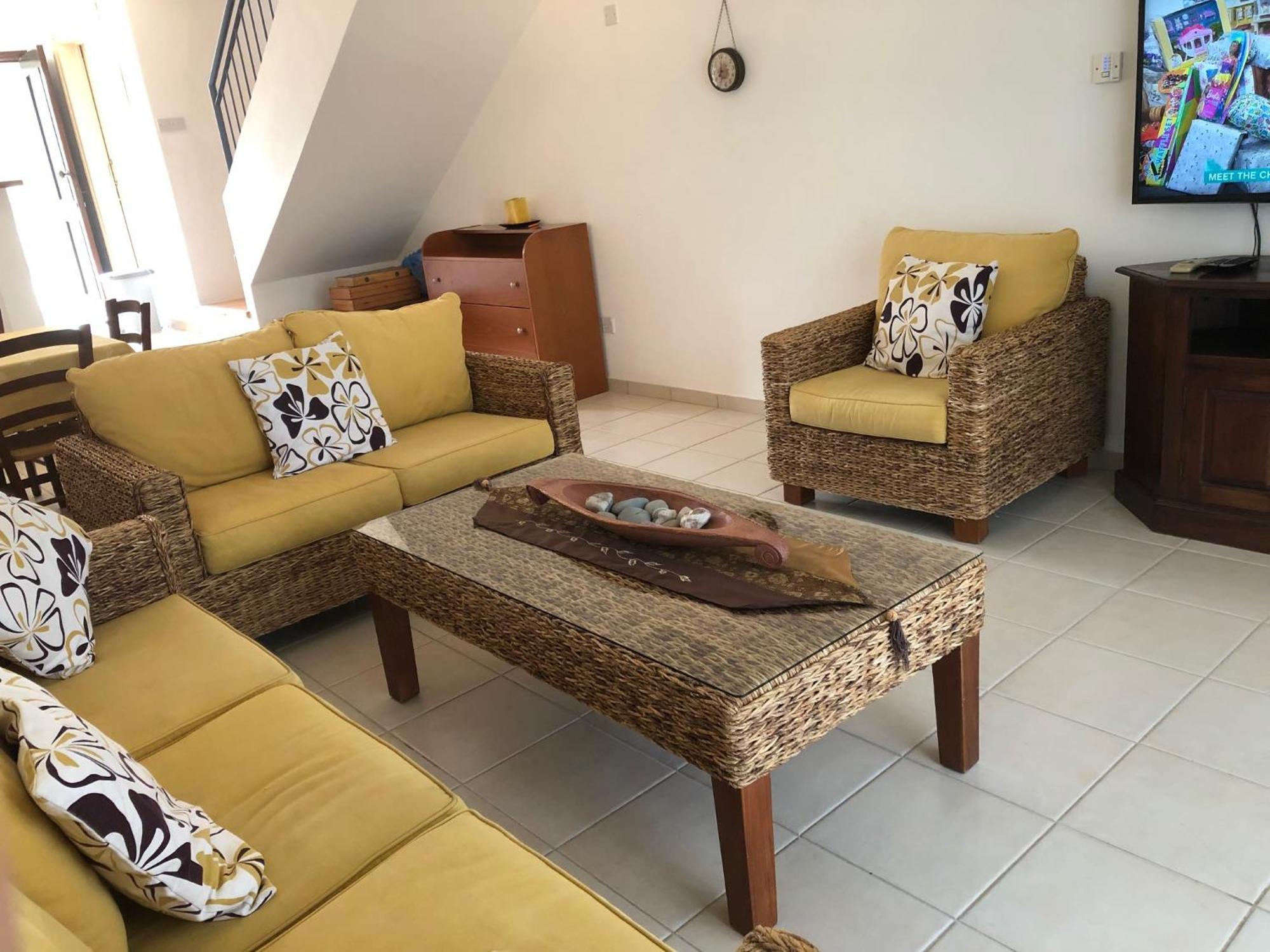 Regina Gardens - Spacious 3 Bed, 2 Bath Maisonette *