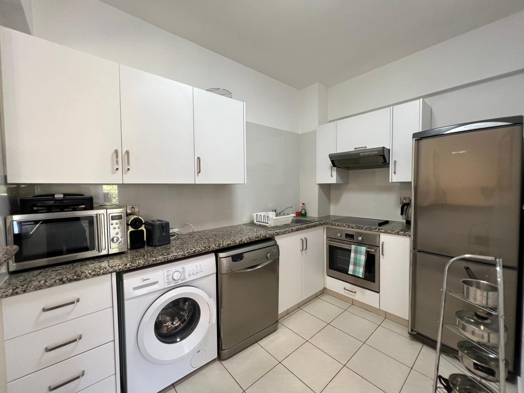 Cozy In Beautiful Complex Apartment *
