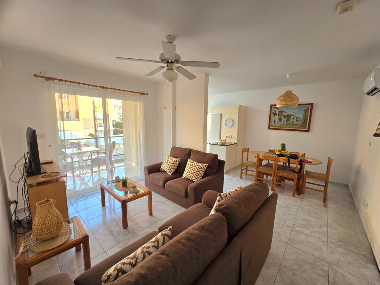 Joanne's Lovely 2 Bedroom Apt. Apartamento Paphos