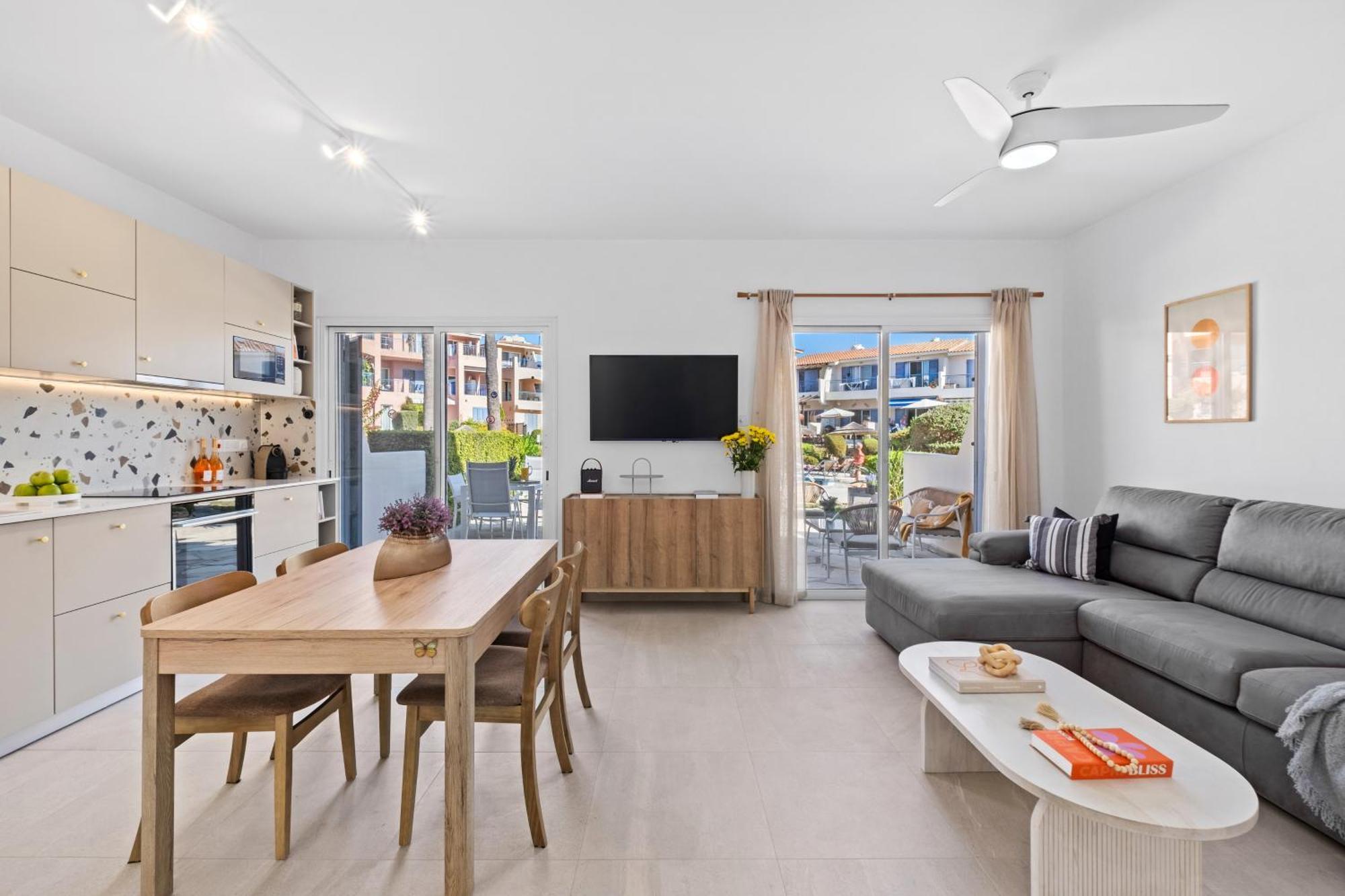 Apartment Chic Oasis Poolside By Nomads