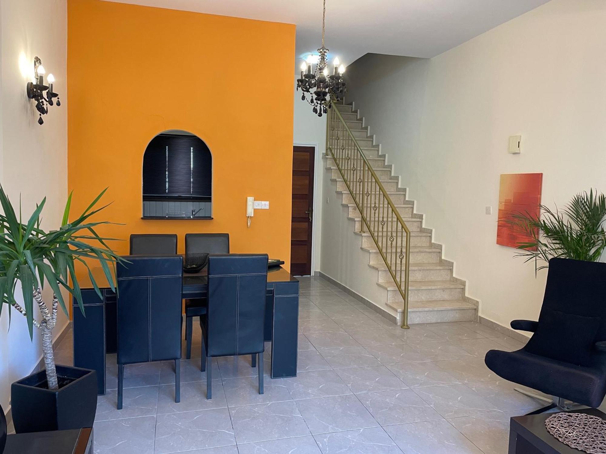 Townhouse With Pool 5 Minute Walk To Apartment *