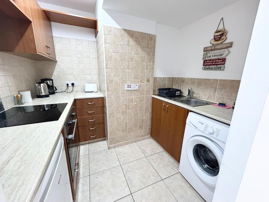 Sun Julz - Queens Gardens Apartment *