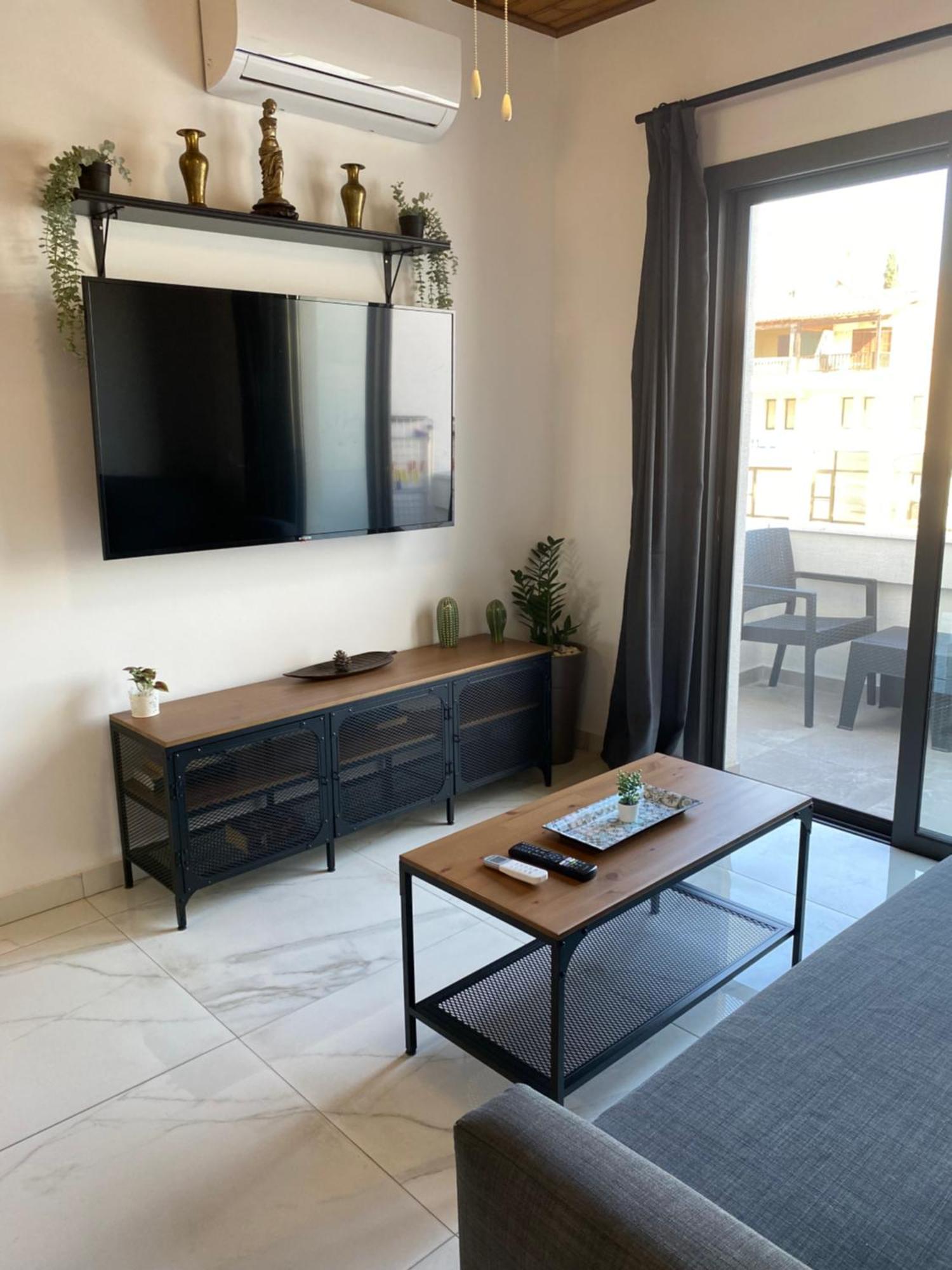 Seaside Two Bedroom Deluxe Flat In Tourist Area *