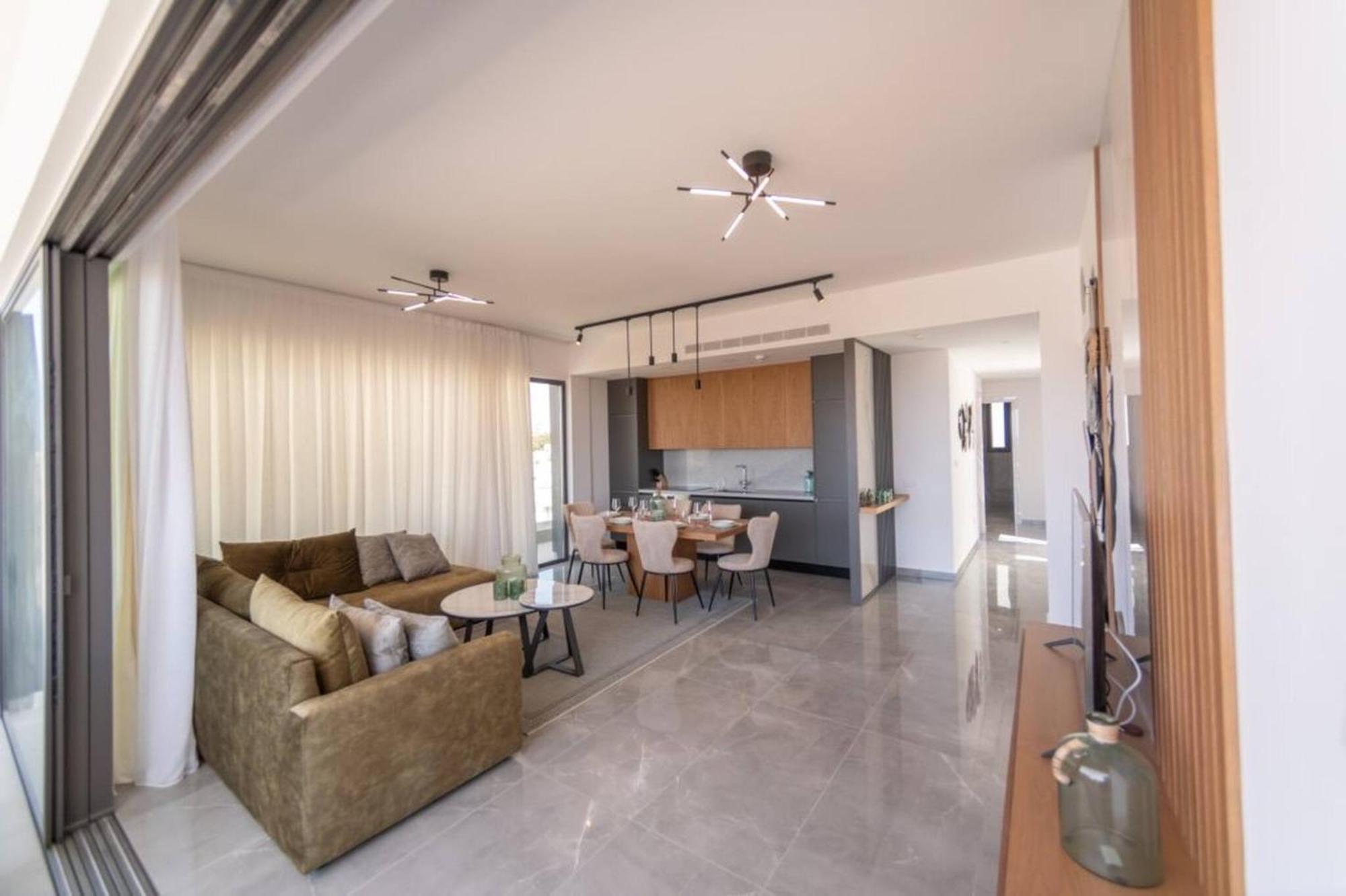 Brand New Luxury Apartment *