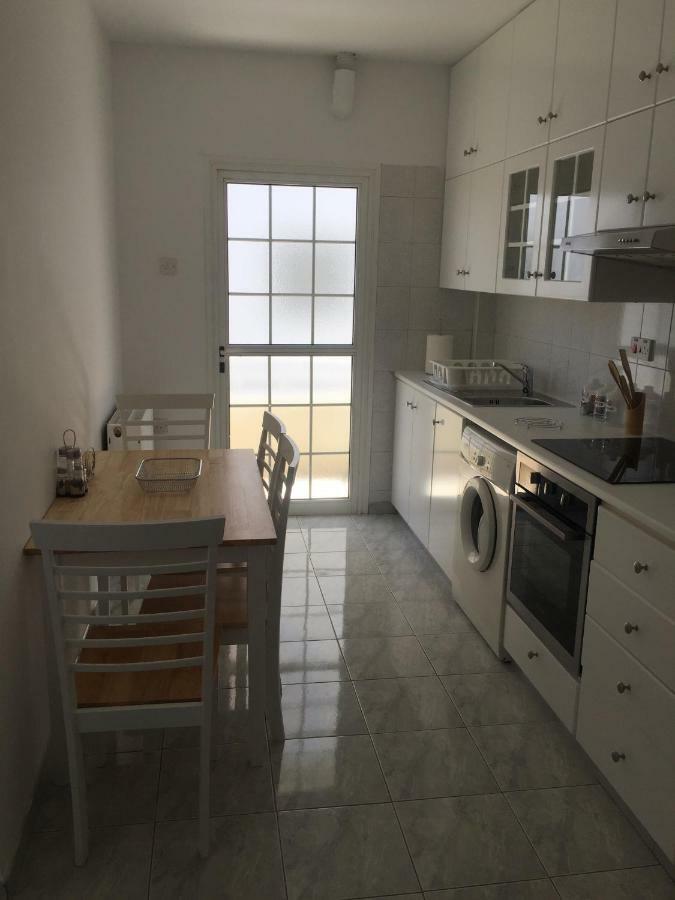 Modern In Town Centre Apartment *